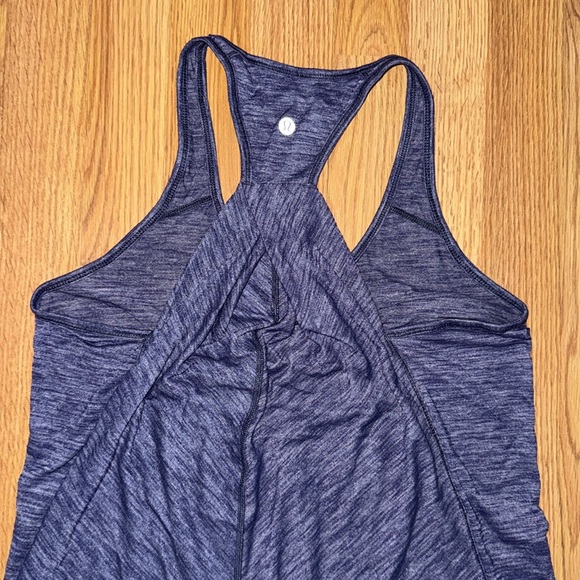 Bundle of 4 Lululemon tanks - Picture 5 of 10